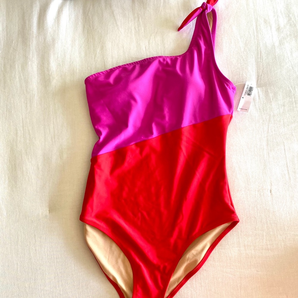 NWT Old Navy swimsuit Medium